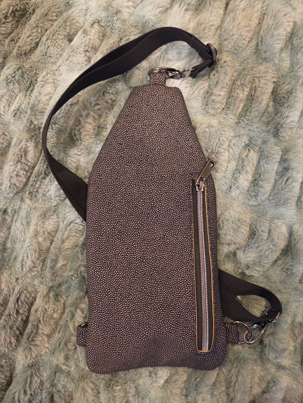 Compact Black Speckled Crossbody Sling Bag with Adjustable Strap - Picture 4 of 4